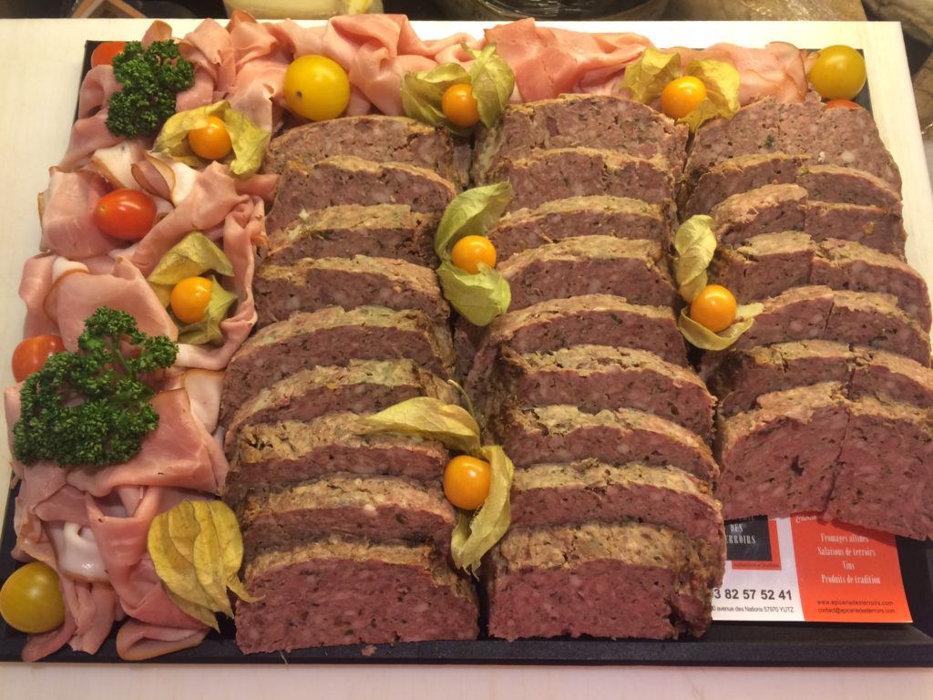 Plateau de charcuterie et pâtés en croûte
